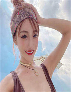 《十八岁大陆女RAPPER欢迎你-精品无人区麻豆乱码1区2》